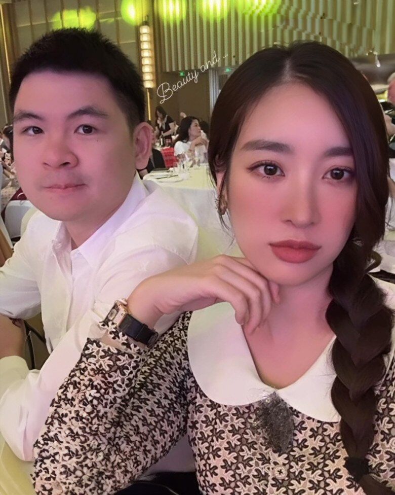 Mỹ Linh gây ấn tượng mạnh mẽ với món đồ hiệu cao cấp.