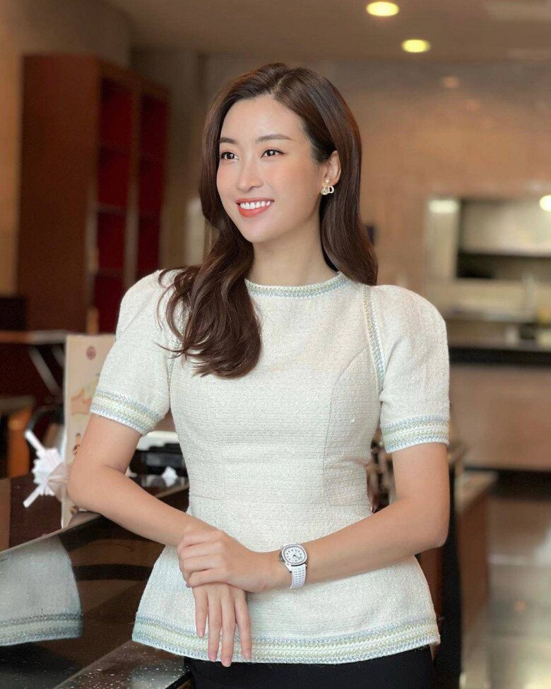 Đỗ Mỹ Linh thường đeo đồng hồ Patek Philippe 5067A trị giá khoảng 1,2 tỷ đồng, tông xuyệt tông với trang phục. Mẫu này có dây đeo trắng, dễ dàng kết hợp cùng phong cách công sở tối giản của cô.