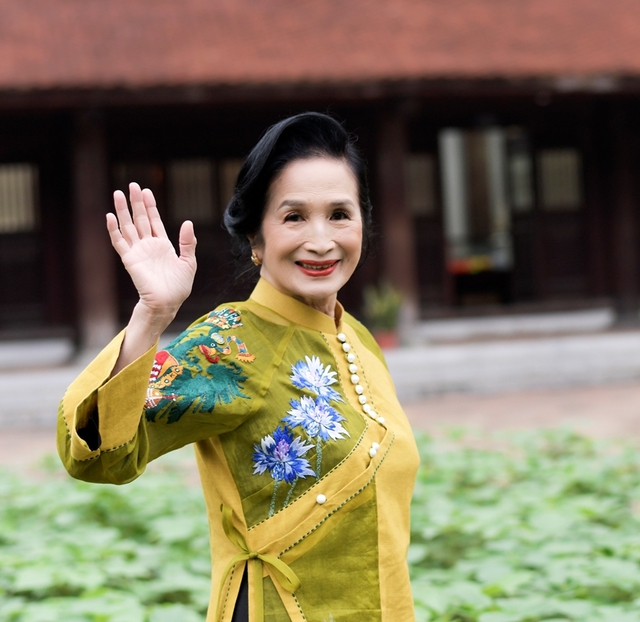 NSND Trà Giang vẫn rạng rỡ và duy trì thần thái hiếm có ở một sự kiện tôn vinh áo dài hồi năm 2021.