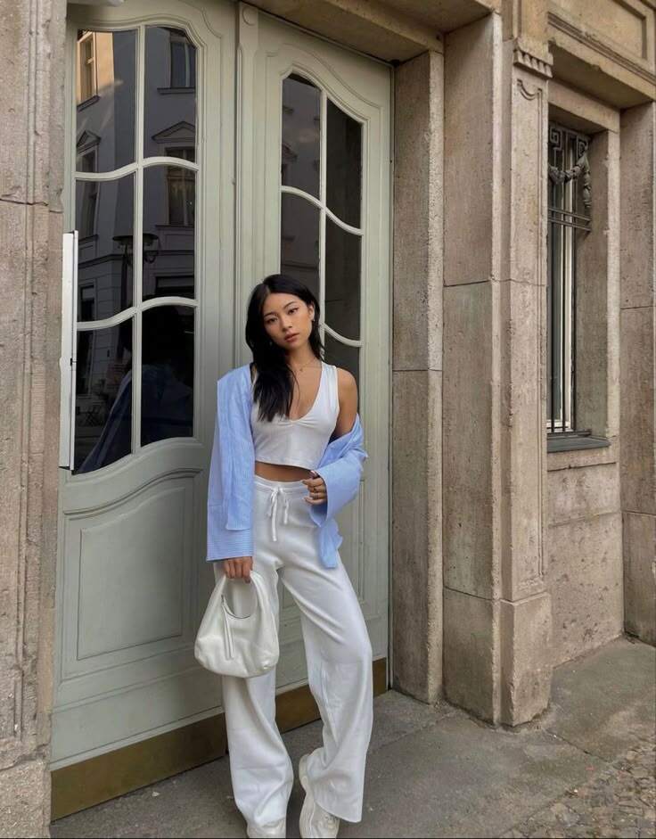  TingTing Lai, một tín đồ thời trang người Đức gốc Hoa nổi tiếng trên Instagram đã khéo léo kết hợp áo croptop ôm nhẹ phần thân trên giúp “ăn gian” chiều dài đôi chân khi phối cùng quần ống rộng cạp cao.