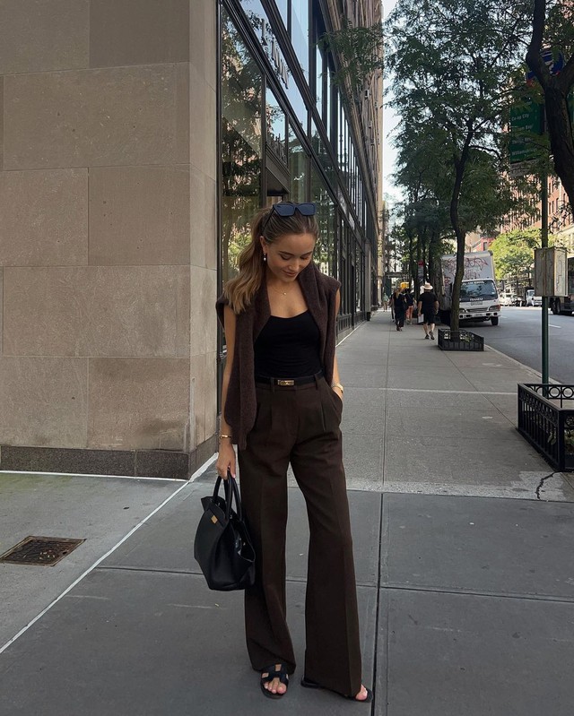 Kate Hutchins - nữ blogger người Anh dù cao chưa đến 1m60 nhưng nhờ diện chiếc quần tây cạp cao ống suông tạo thành đường thẳng từ hông đến gót đã giúp kéo dài tỷ lệ cơ thể một cách tự nhiên.