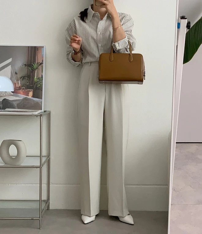 Dù sở hữu chiều cao 1m53, chủ nhân của tài khoản Instagram @153_hidm vẫn gây ấn tượng khi mix sơ mi kẻ sọc với quần ống suông màu kem không chỉ giữ được sự gọn gàng mà còn tạo hiệu ứng kéo dài đôi chân nhờ phần lưng cao.