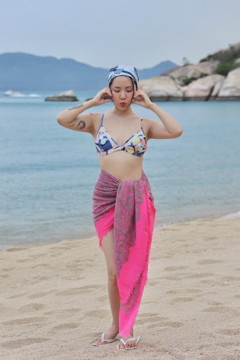 Dùng khăn buộc đầu vừa giúp Phương Linh tránh nắng gió lại tạo điểm nhấn thú vị cho tổng thể set đồ bơi.