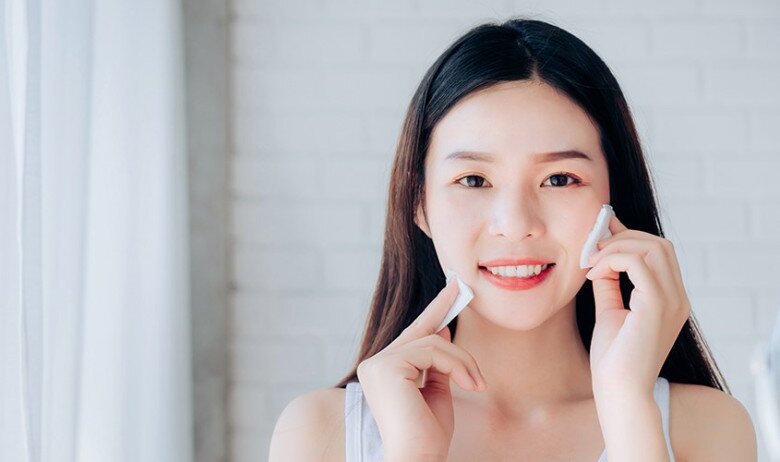 Ngay cả khi chỉ dùng kem chống nắng, bạn cũng cần tẩy trang sạch sẽ để loại bụi bẩn, dầu thừa... ẩn sâu trong lỗ chân lông. 