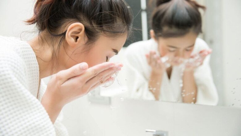 Làm sạch da sẽ giúp loại bỏ bụi bẩn, tế bào chết, ngăn ngừa tắc nghẽn lỗ chân lông.