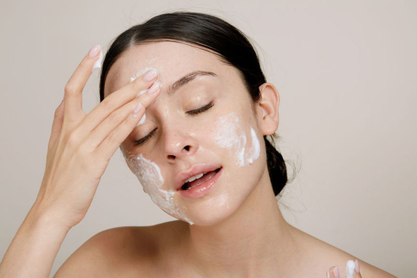 Những sản phẩm rửa mặt có chứa ít cồn, giàu chiết xuất tự nhiên, độ pH cân bằng giúp làm sạch da mà vẫn giữ được độ ẩm và lớp dầu tự nhiên.
