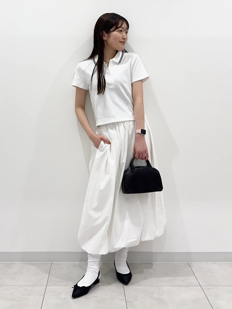 Set đồ trắng toàn tập mang tinh thần tối giản Nhật Bản. Áo polo croptop phối chân váy phồng mềm mại, tạo hiệu ứng layer thú vị.