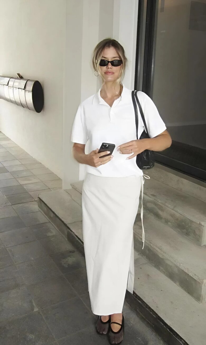 Nét thanh lịch dịu dàng ôm trọn từng đường nét với áo polo trắng tinh khôi và váy maxi dài nhẹ nhàng.
