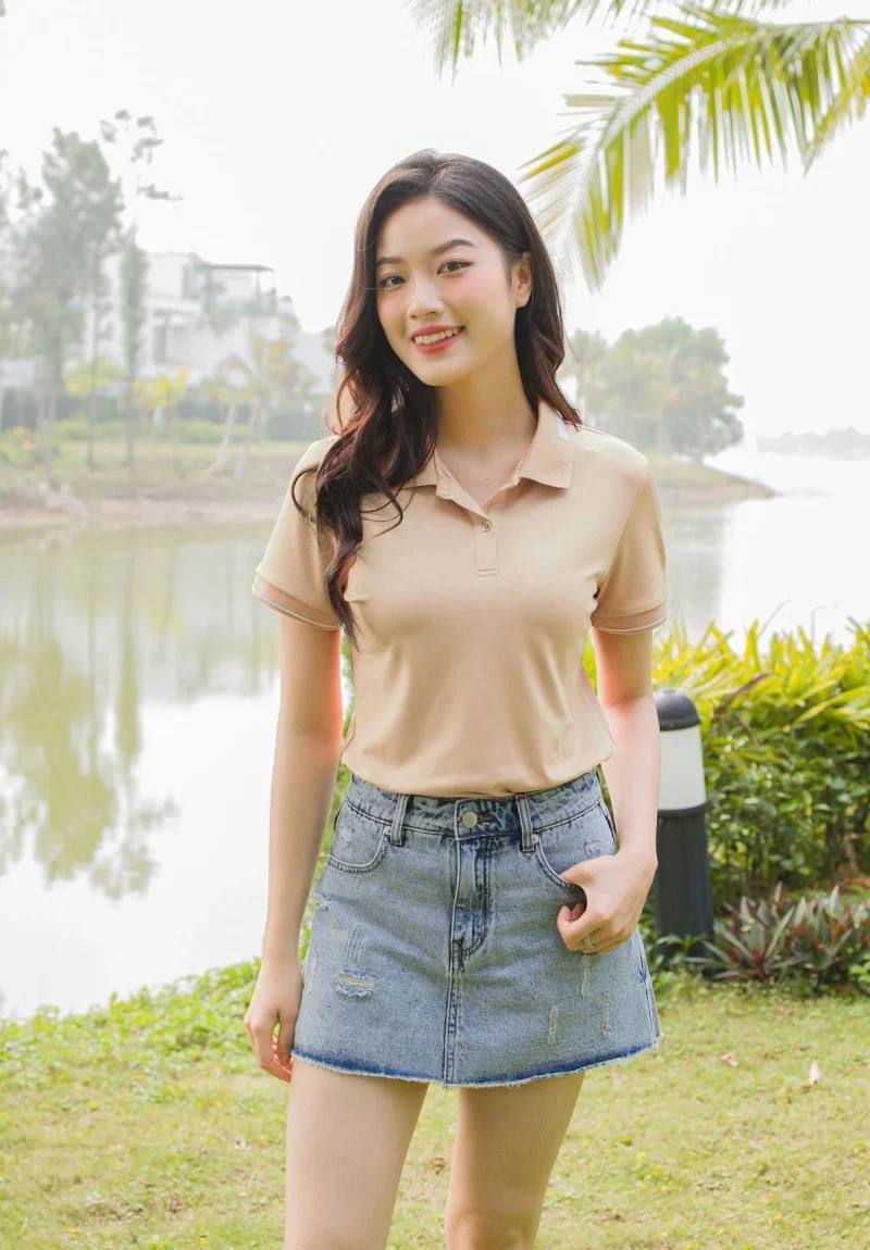 Áo polo màu be kết hợp chân váy jeans chữ A tạo nên phong cách trẻ trung, năng động. Tổng thể vừa tối giản, vừa tôn dáng, thích hợp cho những buổi dạo phố cuối tuần hay picnic ngoài trời với ánh nắng dịu nhẹ.