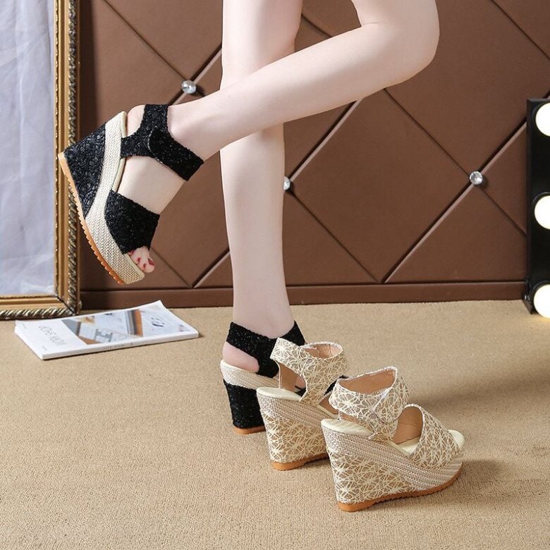 Thiết kế đế dày quá to làm cho tỷ lệ chân của cô trở nên thiếu cân đối
