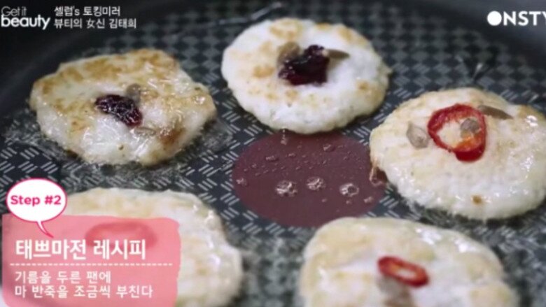 Kim Tae-hee thường làm món bánh khoai mỡ thơm ngon lại đẹp da.