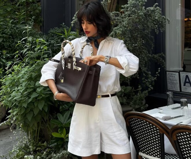 Bạn có thể bắt đầu với combo cơ bản: áo sơ mi trắng và quần short vest trắng. Khi thời tiết vào hè, chất liệu vải lanh nhẹ mát sẽ là lựa chọn lý tưởng. Đừng quên nhấn nhá bằng một chiếc thắt lưng da bản nhỏ, vừa để tạo điểm nhấn cho vòng eo, vừa tăng chiều sâu cho tổng thể outfit. 