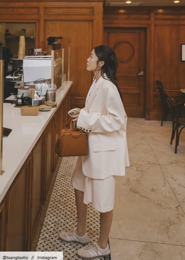 Khi phối cùng áo khoác vest oversized, set đồ trông thời thượng hơn hẳn kiểu vest ôm sát truyền thống. Kết hợp thêm giày thể thao đồng màu, bạn sẽ có một outfit vừa lịch sự nơi công sở, vừa đủ cá tính để xuống phố sau giờ làm.