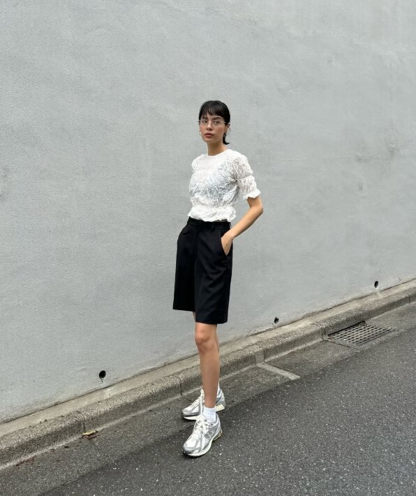 Dù sở hữu vóc dáng nhỏ nhắn, bạn vẫn có thể tự tin diện quần short nếu biết cách chọn áo ôm nhẹ, tránh dáng rộng. Phối trắng – đen cùng giày thể thao đế cao sẽ giúp tổng thể trông cao ráo, gọn gàng hơn hẳn.