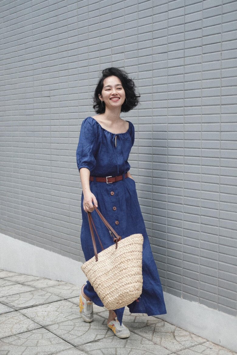 Chiếc váy lanh xanh navy cổ vuông tay bồng mang lại cảm giác vintage nhẹ nhàng.