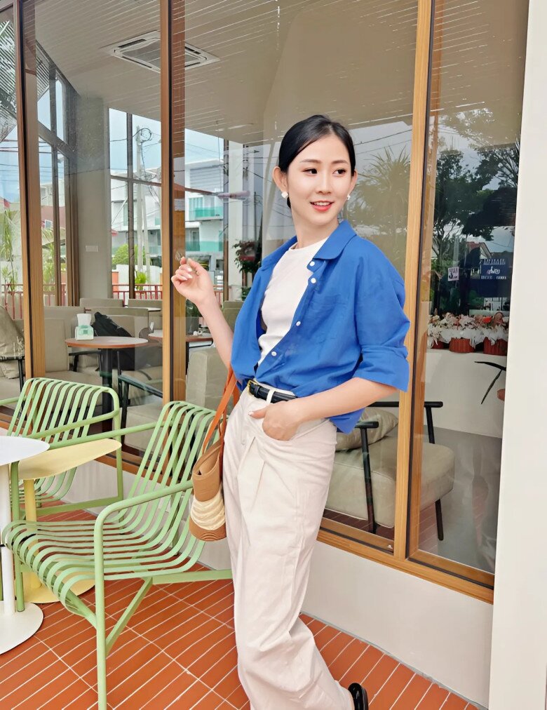 Chiếc áo sơ mi vải lanh màu xanh biển vừa gọn gàng, mát mẻ lại toát lên vẻ chỉn chu nơi công sở. 