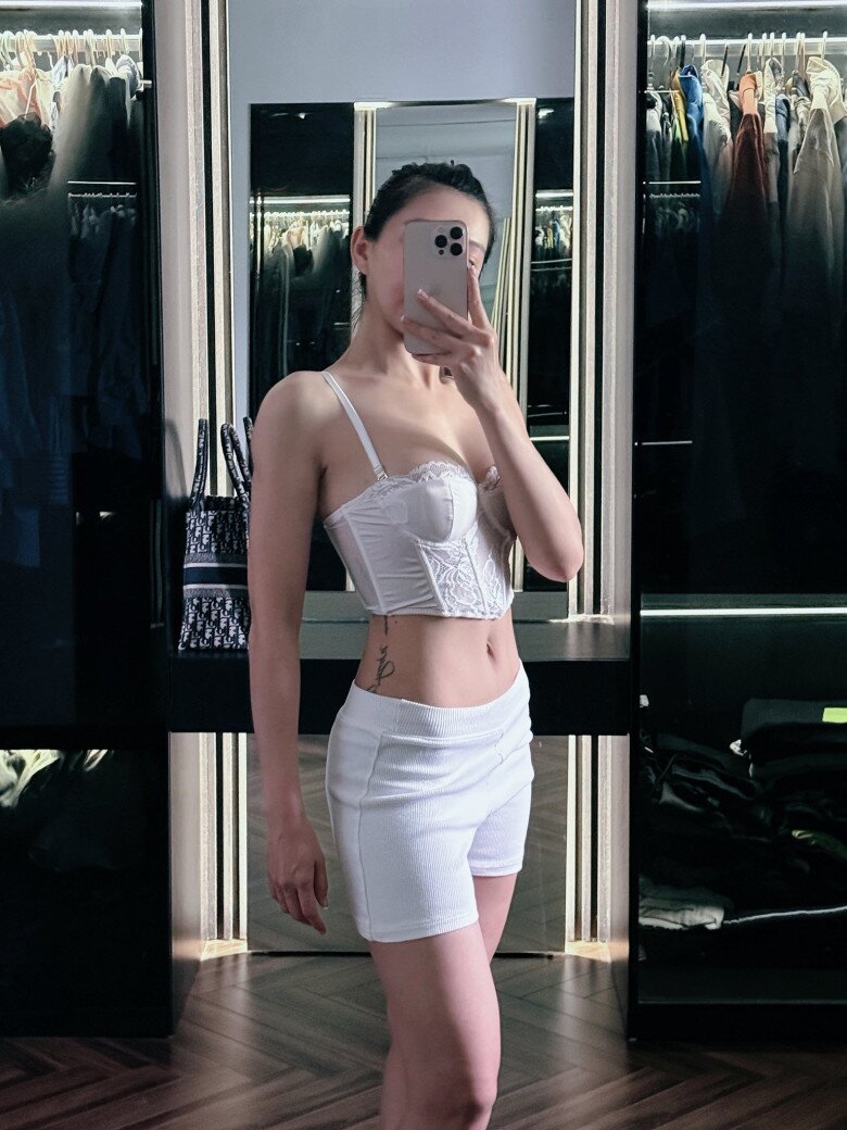 Người đẹp tiết lộ nhờ thâm hụt calo, ăn nhạt nên các đường nét trên gương mặt thon gọn hơn, bụng phẳng, giúp cơ bụng hiện rõ. Hạn chế đường còn giúp làn da của cô có nhiều cải thiện tích cực.