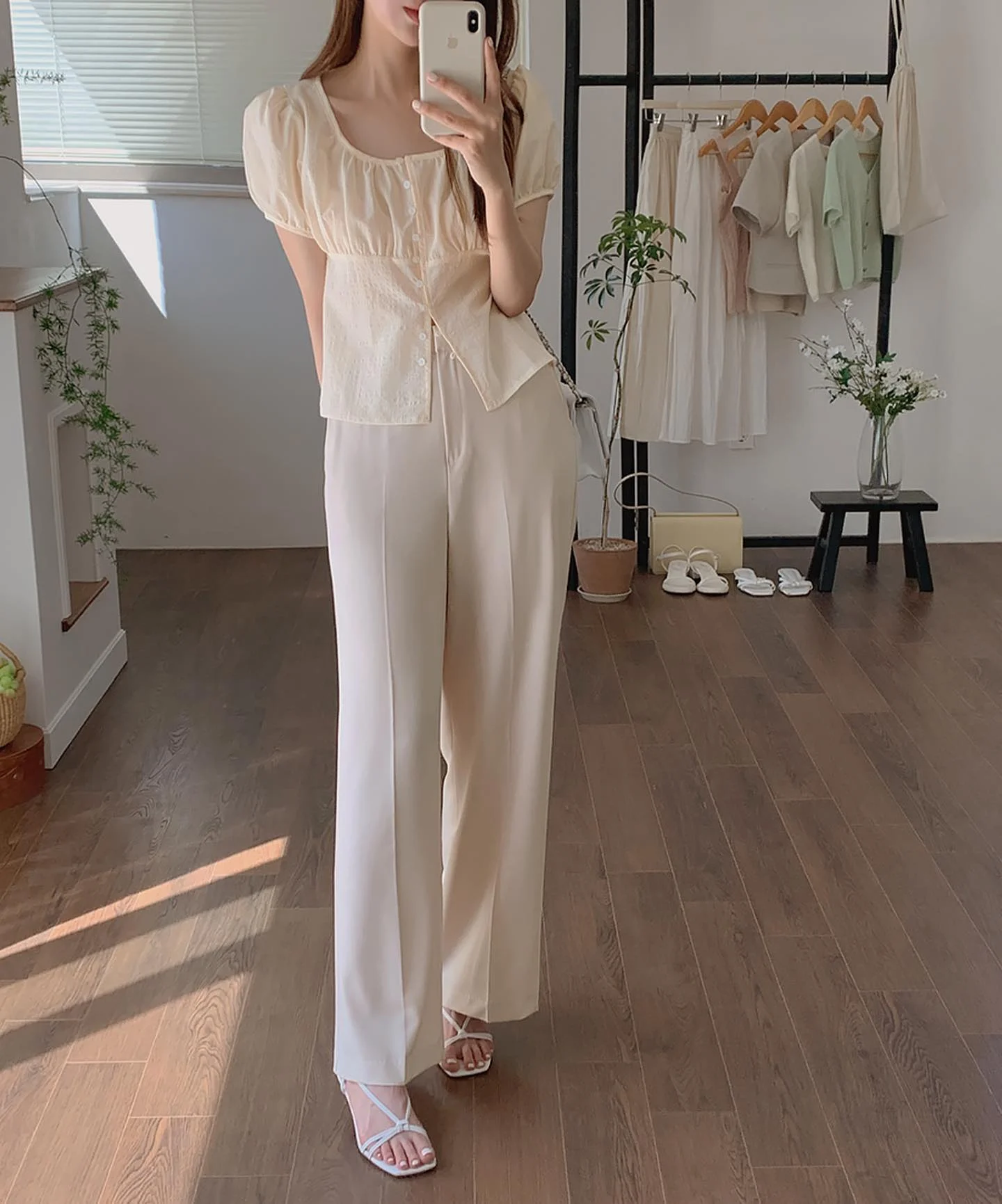 Quần ống rộng với sandal cao gót giúp chị em thoải mái vào mùa hè. 