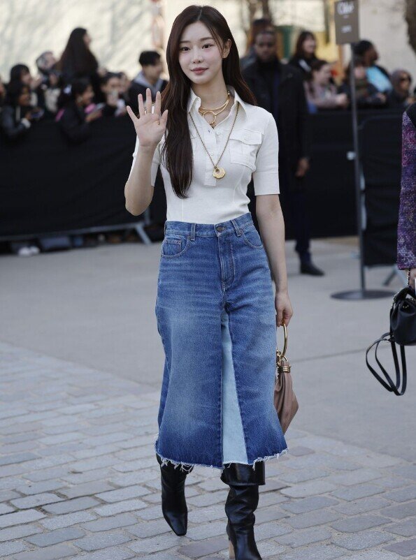 Áo polo trắng ôm sát cùng chân váy denim hơi ôm với chi tiết đắp vải độc lạ mang đến diện mạo đầy tính thời trang.