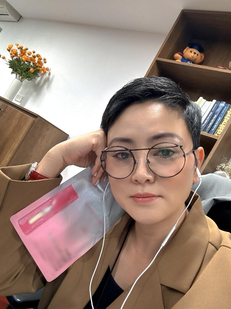Bà cũng chăm chỉ dưỡng da thường xuyên như đắp mắt nạ, chú ý cấp ẩm cho da.