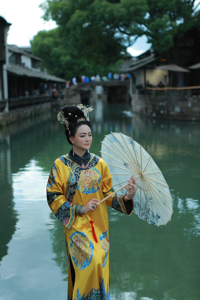Lối trang điểm nền nã, nhấn vào đôi mắt và đường chân mày sắc nét càng làm nổi bật thần thái quyền quý và vẻ đẹp mặn mà theo thời gian của bà Văn Thùy Dương.