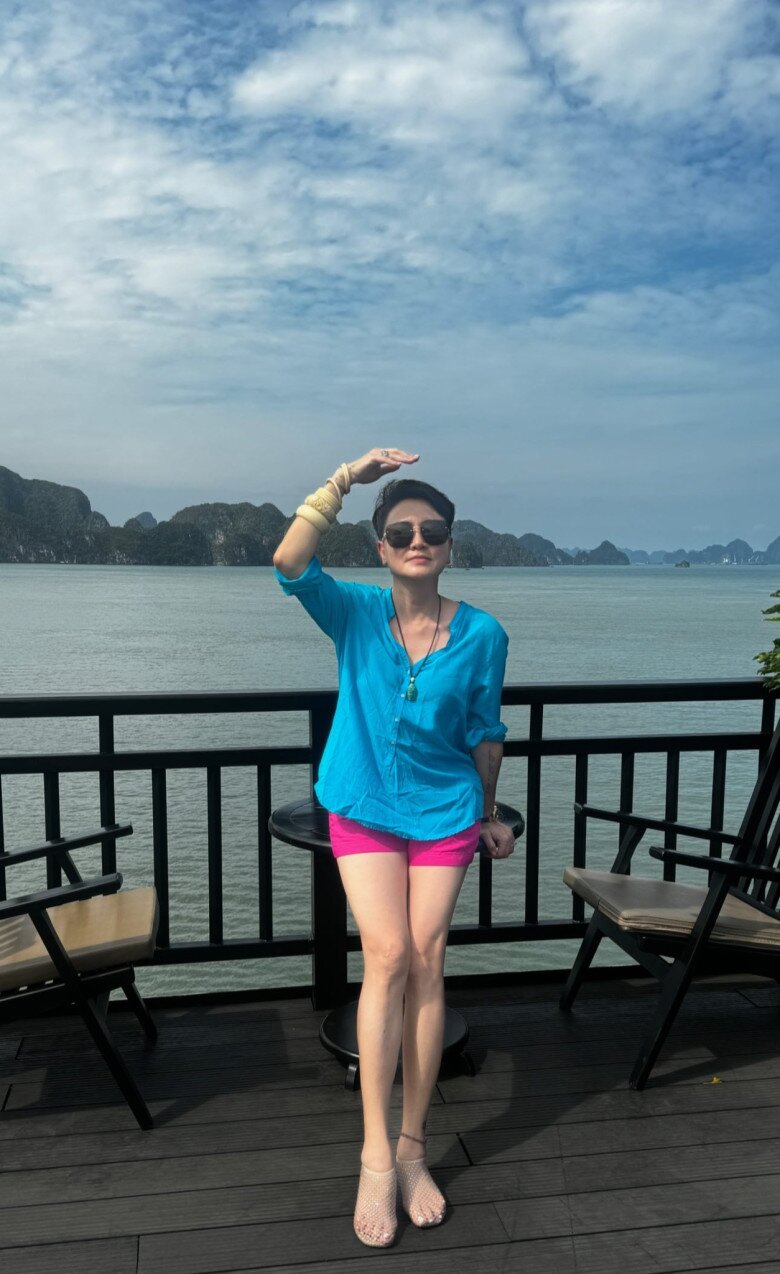 Cô chẳng ngại diện quần short khoe đôi chân thẳng tắp và thon thả không thua kém con gái.