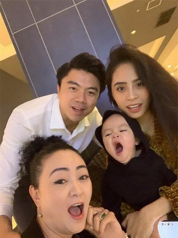Nhờ cách sống tâm lý và biết cách làm bạn cùng con nên bà luôn nhận được những lời khen ngợi từ con dâu.