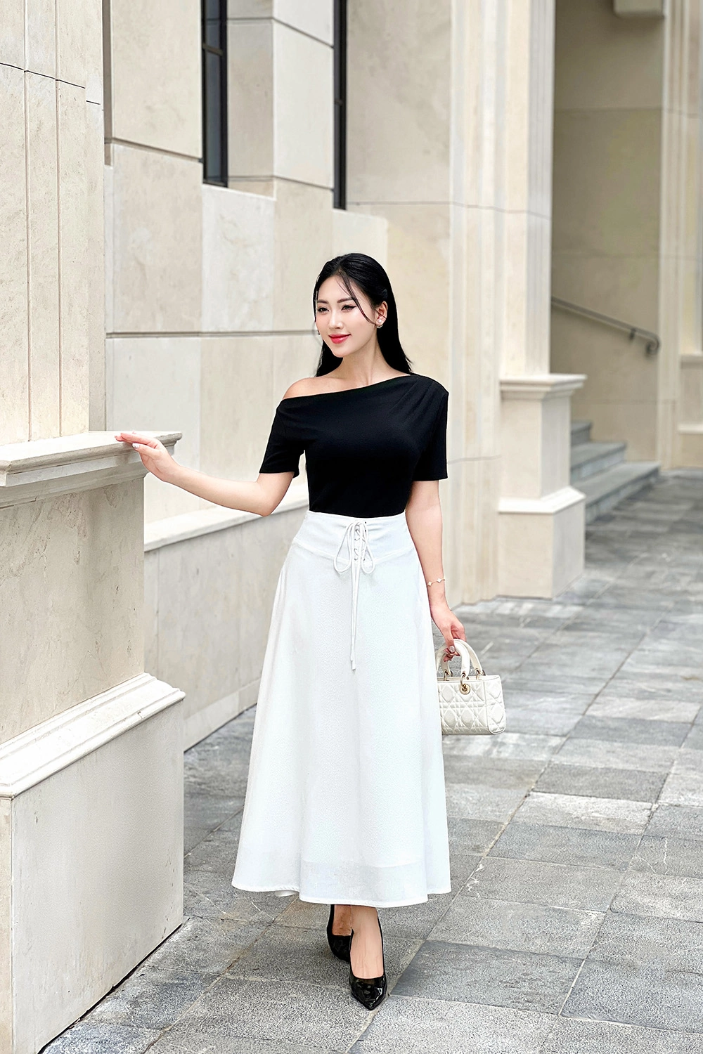 Đối với phụ nữ có chân to, hông rộng hoặc vòng eo quá khổ, nên chọn váy có độ che phủ từ đầu gối đến bắp chân, đồng thời để hở mắt cá chân sẽ tạo hiệu ứng thon gọn hiệu quả. 
