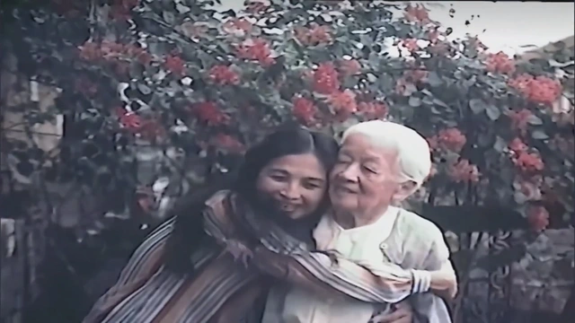 NSND Trà Giang ôm bà Thế khi bà về nước.