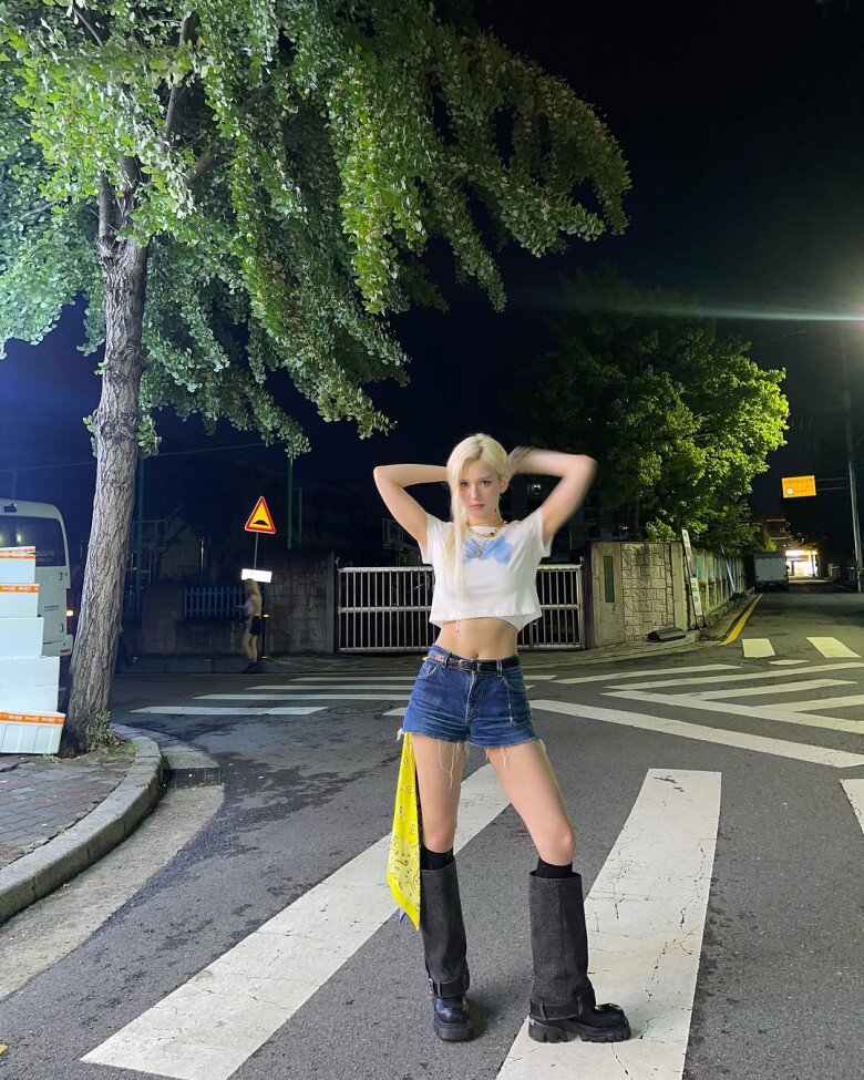 Hội gái Hàn có 8 công thức diện short denim đơn giản mà amp;#34;hackamp;#34; dáng cực đỉnh, kéo chân dài cả mét - 7