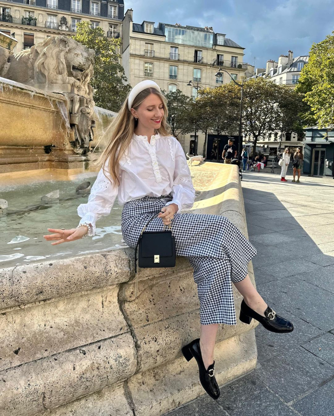 Một bản phối đậm chất Parisian chic: áo blouse trắng tay phồng với chi tiết bèo nhún cổ điển kết hợp quần culottes kẻ caro.