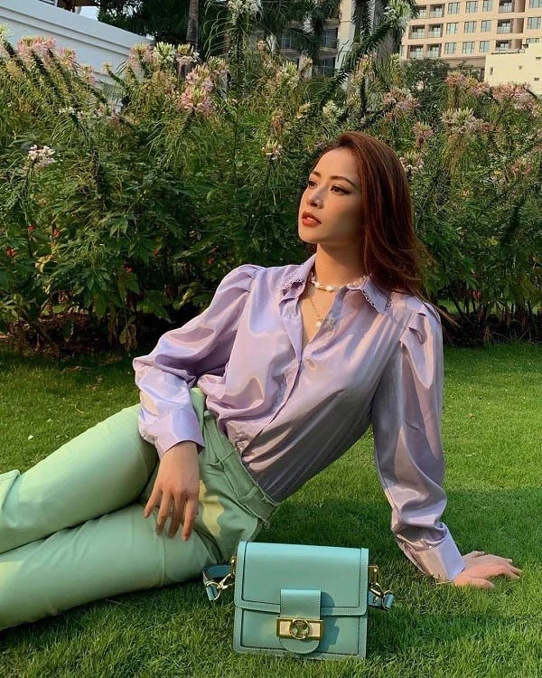 Sắc thái pastel chiếm trọn spotlight với áo sơ mi lụa màu tím khói phối cùng quần suông xanh mint, tạo nên tổng thể đầy bay bổng và tươi mát.