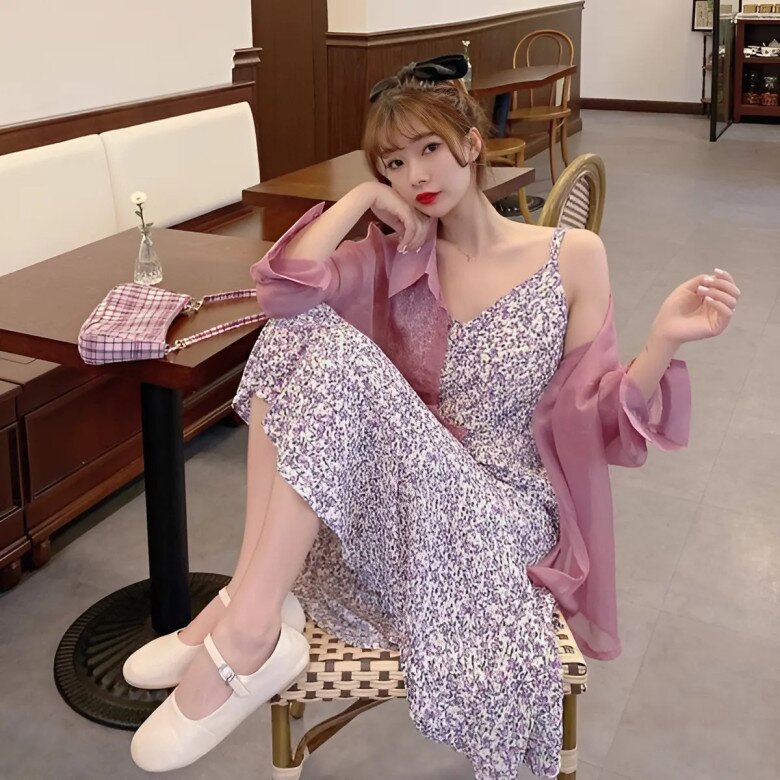 Áo sơ mi voan mỏng nhẹ phối với váy hoa nhí tạo nên vẻ nàng thơ cho chị em, rất phù hợp cho những chuyến đi biển.