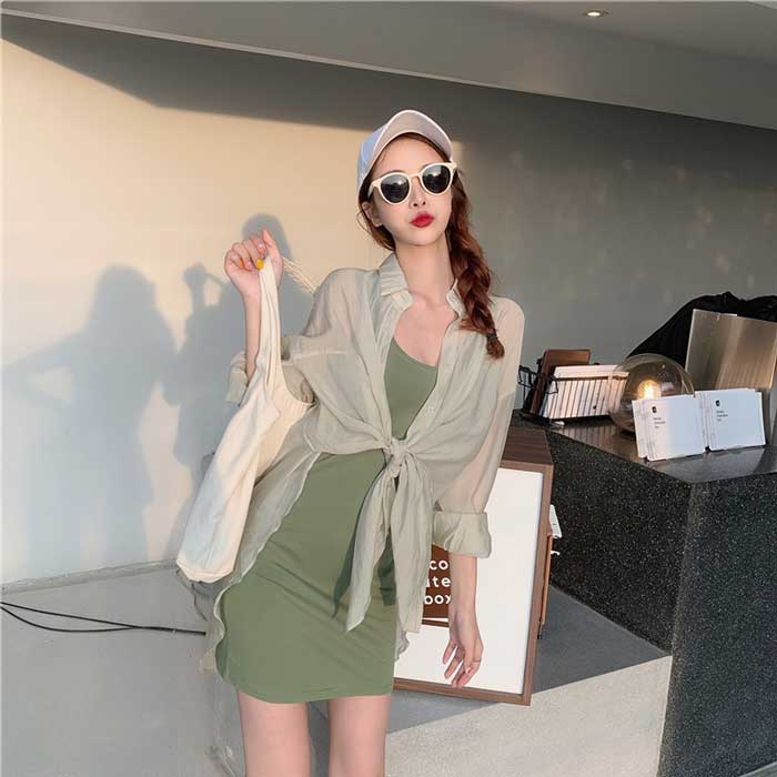 Váy ôm sát màu olive phối cùng sơ mi xuyên thấu buộc vạt, tạo nên outfit mát mẻ, thời thượng cho mùa hè.