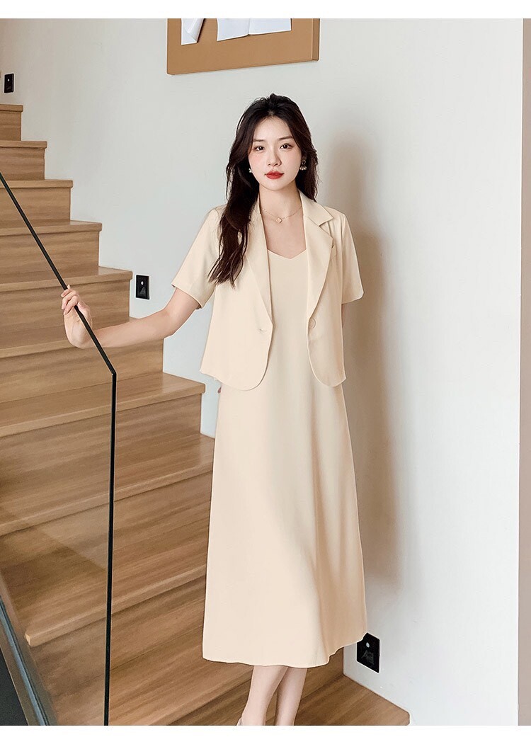 Set váy liền kèm blazer ngắn tông be nhẹ nhàng mang đến diện mạo thanh lịch, trang nhã.