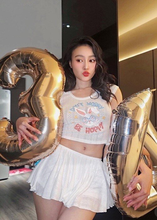 Người đẹp diện bộ đồ mặc nhà trẻ trung, quyến rũ trong dịp sinh nhật.