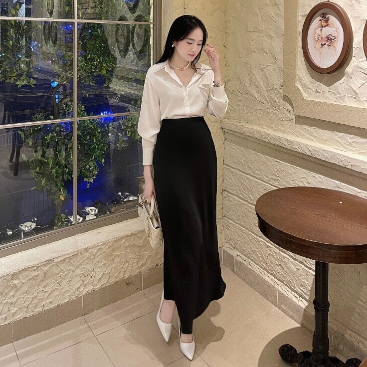 Chất liệu satin nhẹ nhàng của váy suông giúp bộ trang phục thêm phần mềm mại, bay bổng.