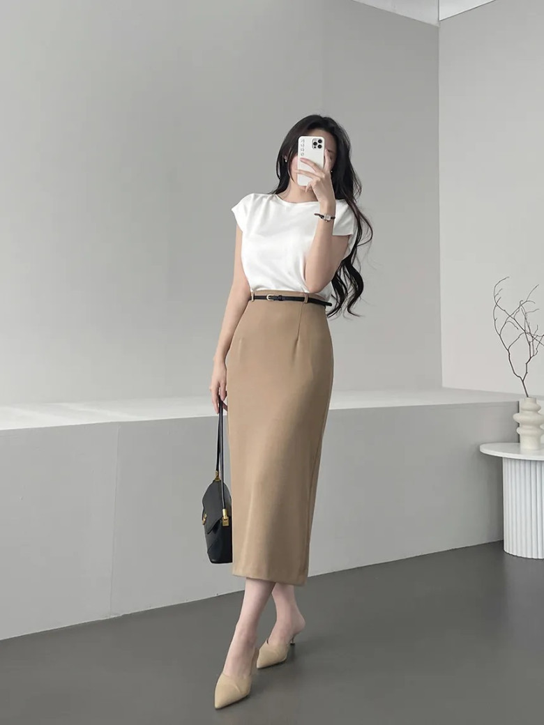 Phong cách thanh lịch tối giản với sự kết hợp giữa áo thun trắng cổ tròn basic và chân váy suông màu be dài qua bắp chân.