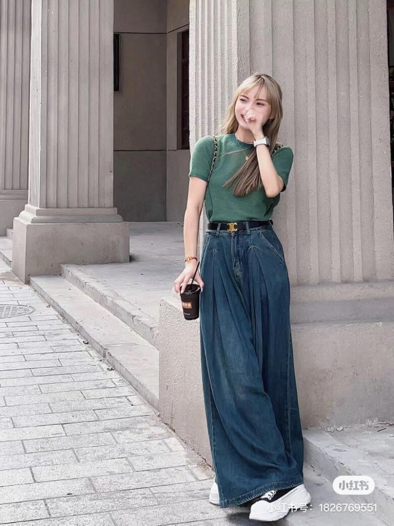 Quần jeans ống rộng cá tính lại không bí bách khi diện vào mùa hè.