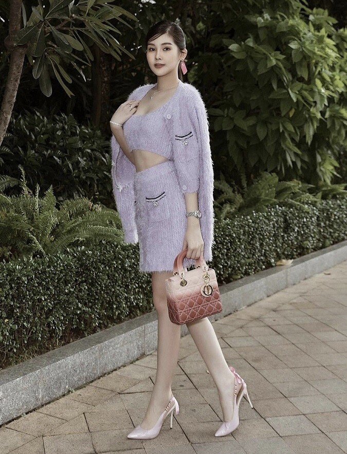 Nữ giảng viên 9X xách túi Lady Dior loang màu khoảng 150 triệu đồng. Chiếc túi rất ấn tượng và thời thượng, giúp nàng hậu thêm nổi bật trong bộ cánh này. 