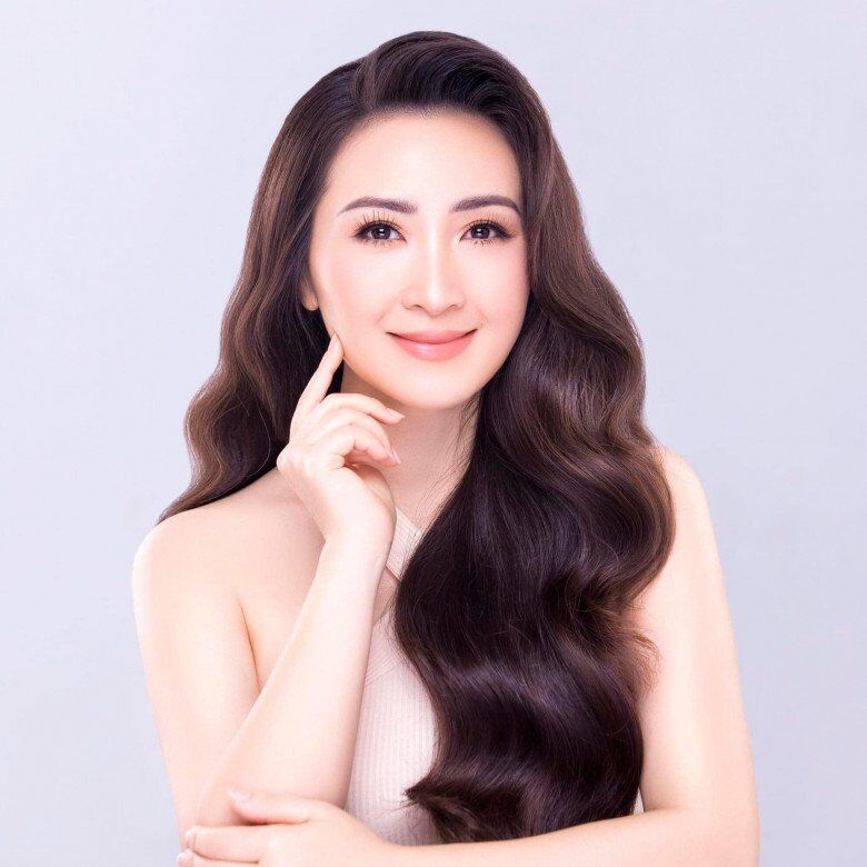 Ở tuổi 54, nữ diễn viên vẫn được khen ngợi hết lời về nhan sắc xinh đẹp, trẻ trung.