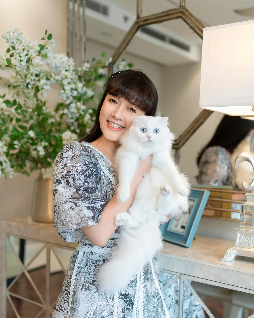 Vân Dung hiện tại vẫn rạng rỡ, trẻ trung hơn tuổi.