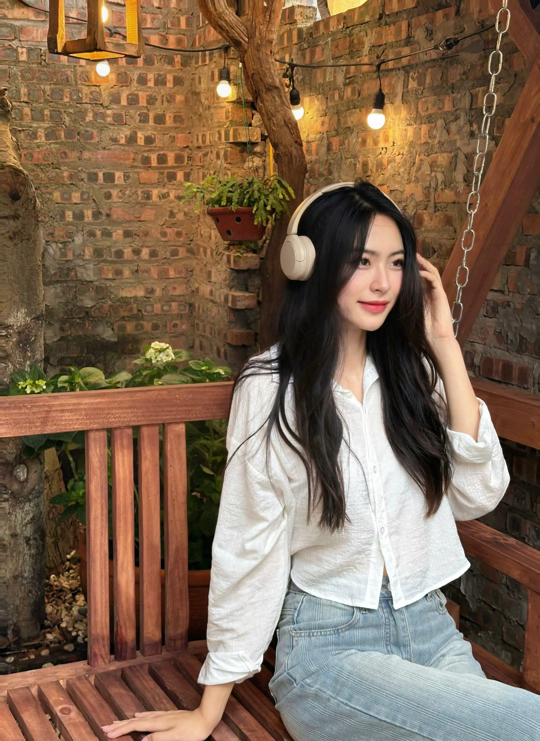 Vân Nhi có gương mặt thanh tú, mũi cao thẳng tắp và đôi mắt sáng trong.
