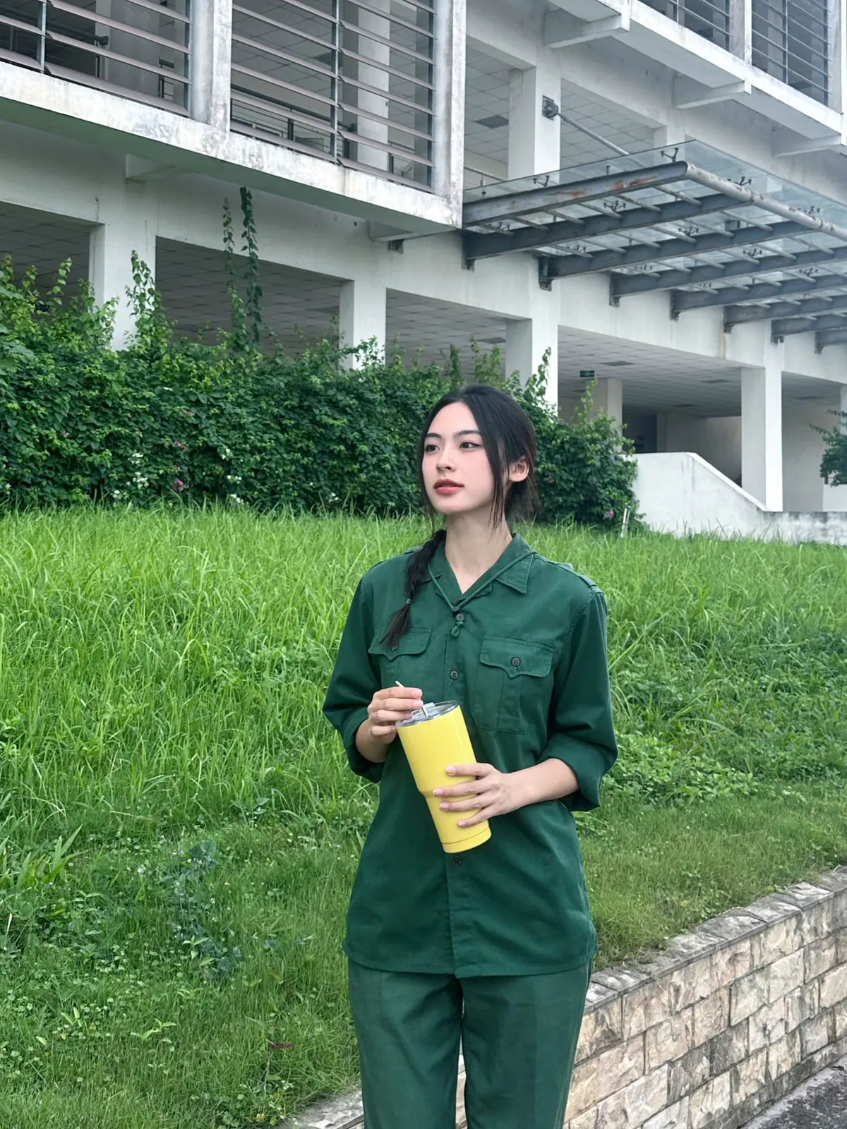 Nhan sắc dung dị của Vân Nhi khi học quân sự.