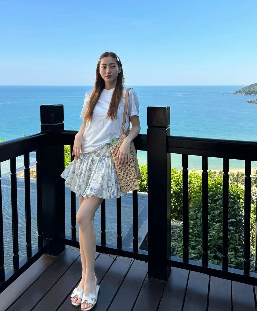 Hoa hậu Thế giới Việt Nam 2019 diện áo phông trắng đơn giản cùng chân váy ngắn tôn chân dài miên man.