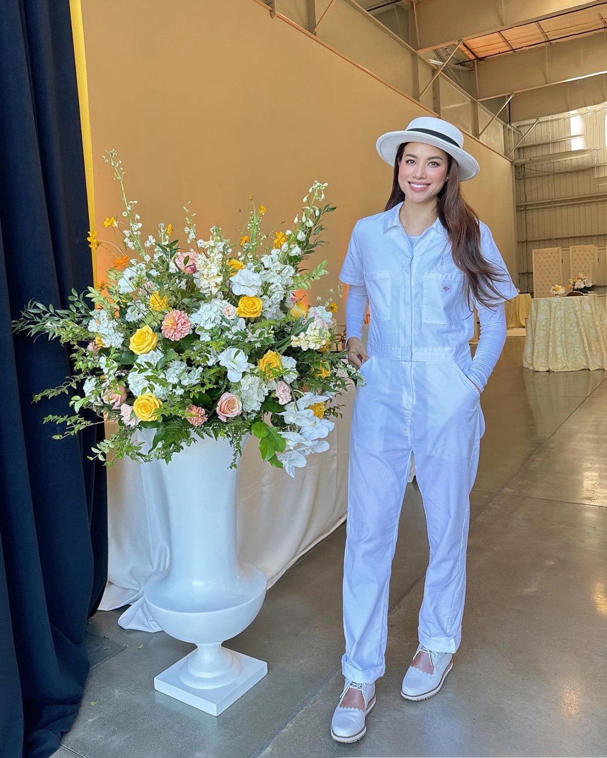 Phạm Hương phối sơ mi trắng tay ngắn với áo thun dài tay bên trong để chống nắng.