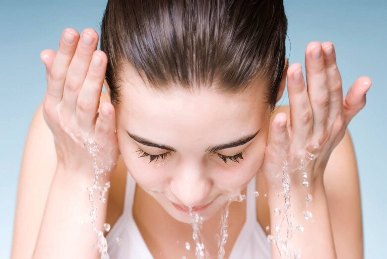 Rửa mặt không nên quá lâu sẽ càng khiến hàng rào bảo vệ da bị tổn thương.