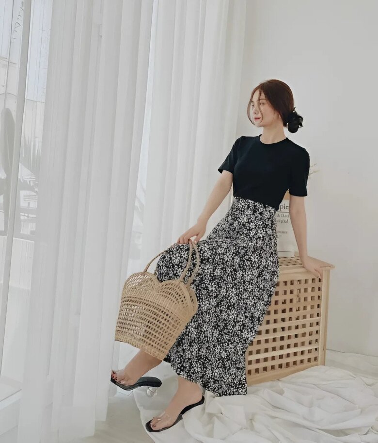 Gam đen-trắng được khai thác tinh tế qua áo thun tối giản và chân váy hoa dài chấm gót.