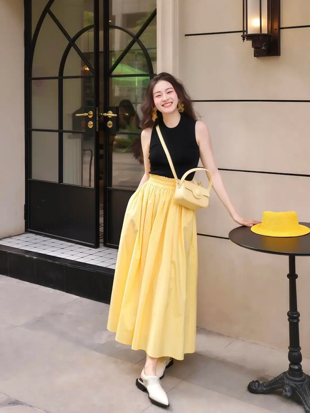 Phối màu đen – vàng rực rỡ giúp tạo hiệu ứng thị giác mạnh mẽ.