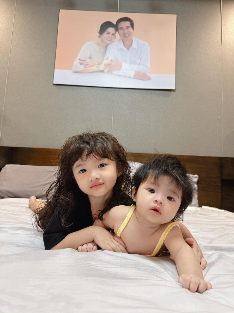 Cô bé được mẹ nuôi tóc dài điệu đà đúng chuẩn tiểu thư nhà hào môn.